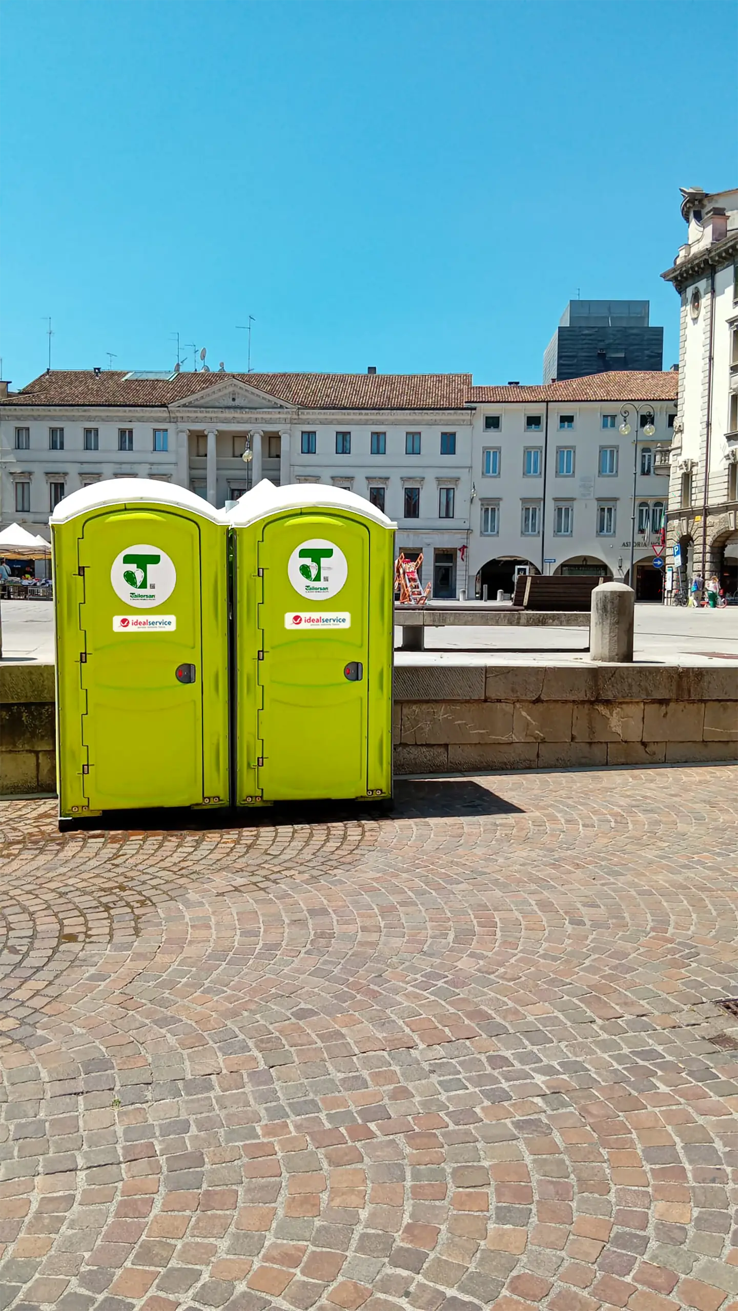 Bagno chimico in piazza XX settembre a Udine